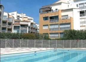 bel appartement situé au bout du port